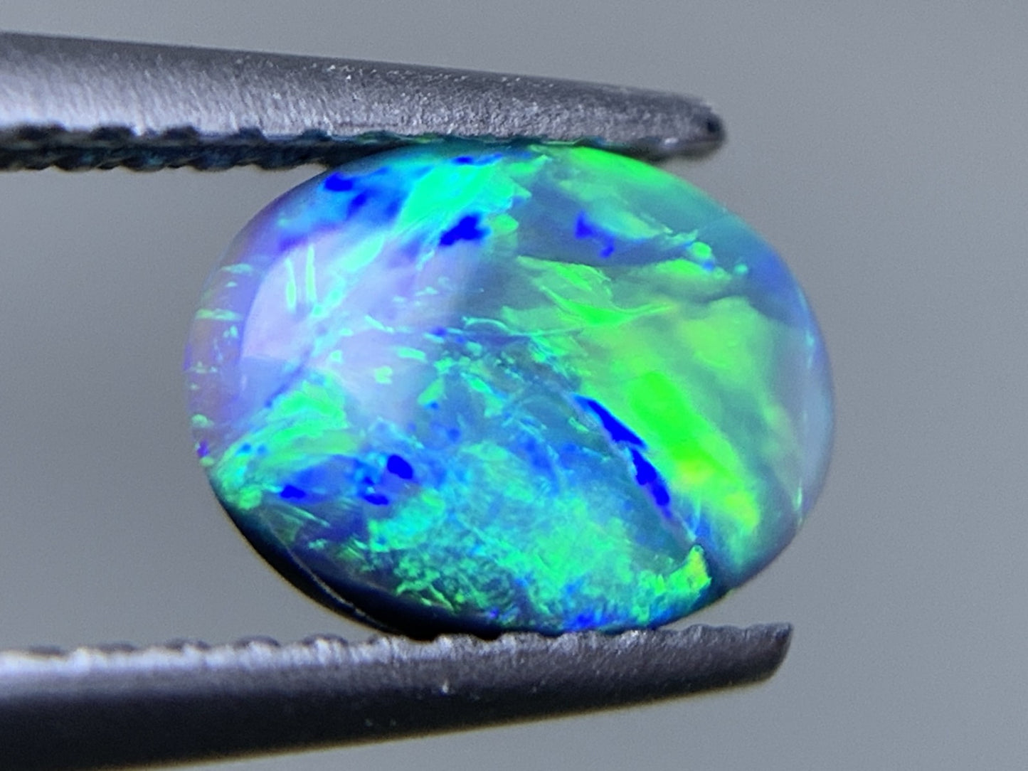 ブラックオパール 天然 0.798ct 宝石ソーティング付き 8.1㎜×6.0㎜×2.7㎜ ルース（ 裸石 ） 6484Y
