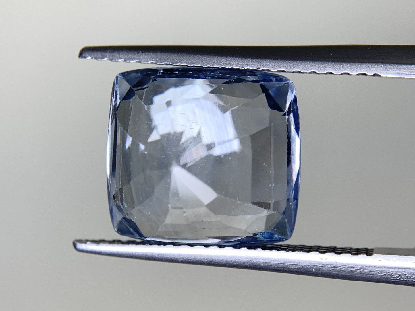 サファイア 6.980ct  中央宝石ソーティング付き  10.98㎜×10.10㎜×5.92㎜  天然 ルース（ 裸石 ） 4175Y