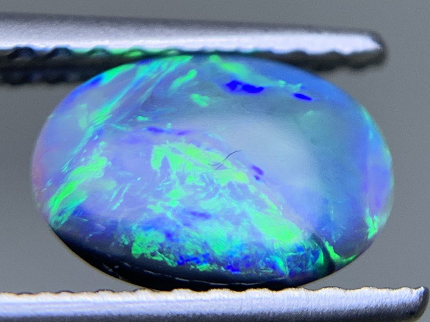 ブラックオパール 天然 0.798ct 宝石ソーティング付き 8.1㎜×6.0㎜×2.7㎜ ルース（ 裸石 ） 6484Y