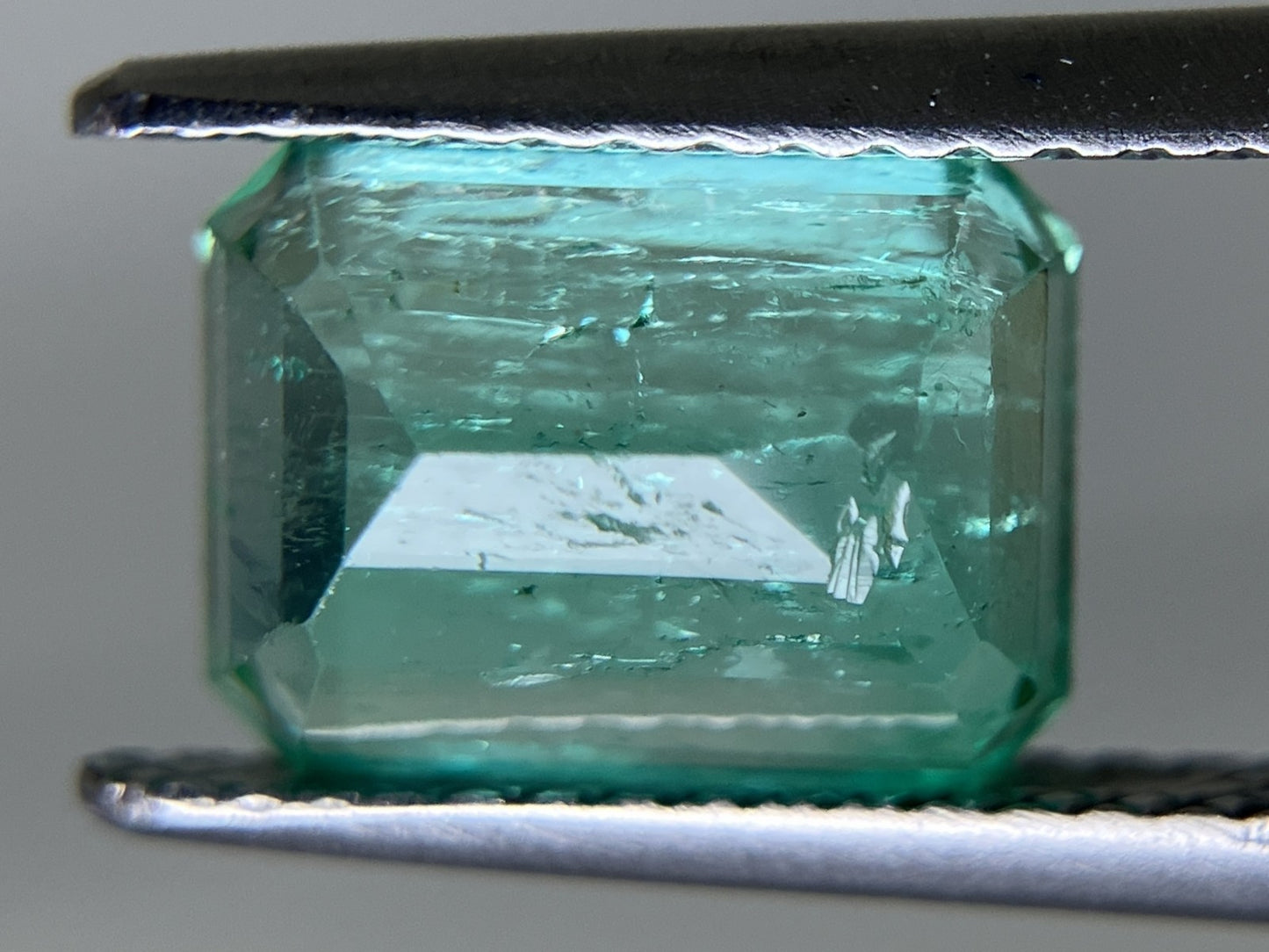 エメラルド 2.512ct 中央宝石ソーティング付き  9.13㎜×6.88㎜×4.88㎜  ルース（ 裸石 ） 3775YY