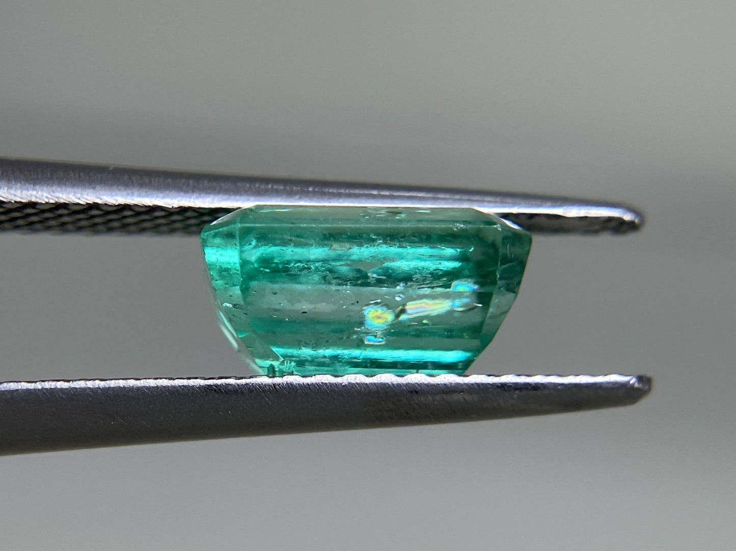 エメラルド 2.512ct 中央宝石ソーティング付き  9.13㎜×6.88㎜×4.88㎜  ルース（ 裸石 ） 3775YY