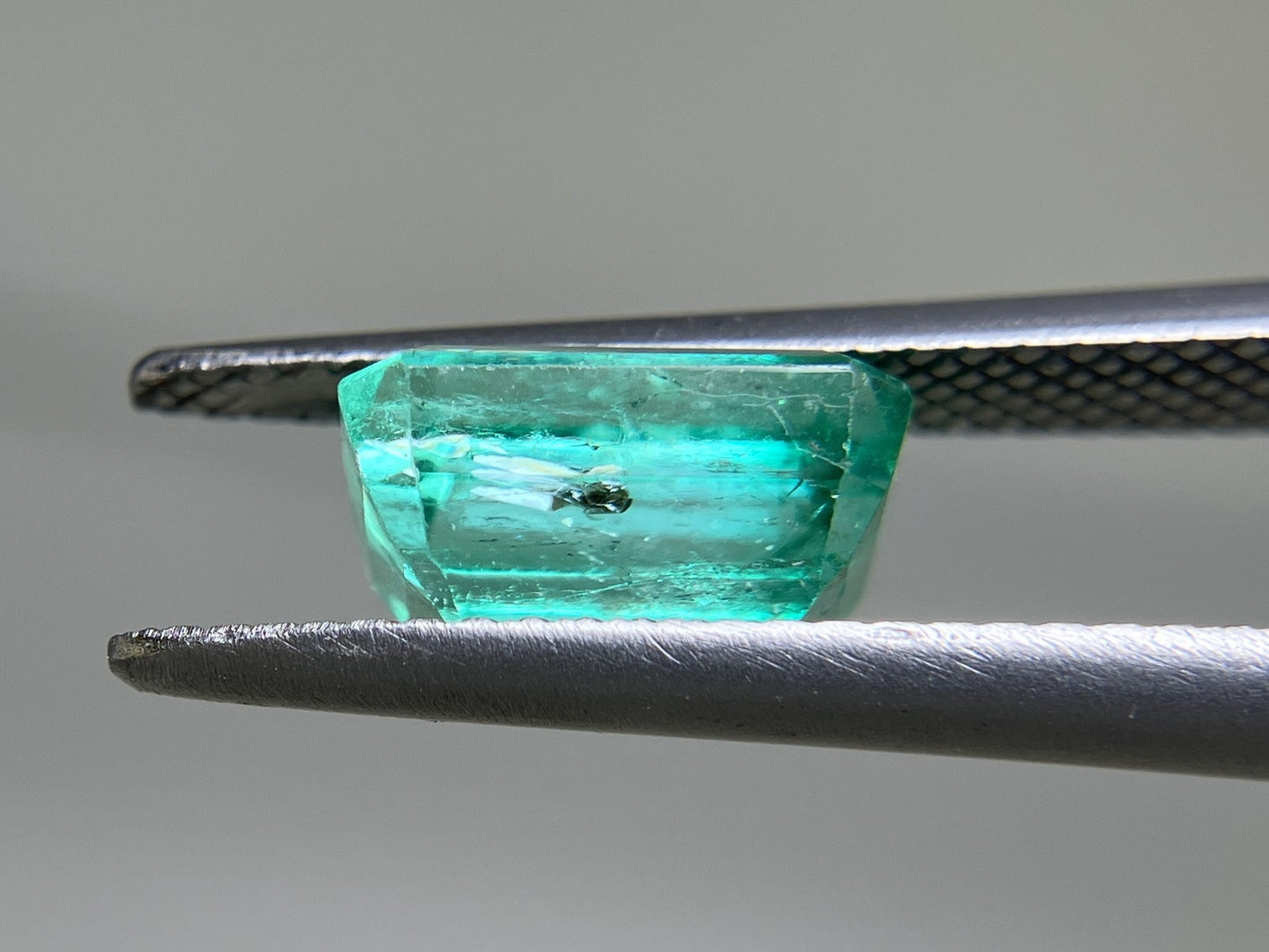 エメラルド 2.512ct 中央宝石ソーティング付き  9.13㎜×6.88㎜×4.88㎜  ルース（ 裸石 ） 3775YY
