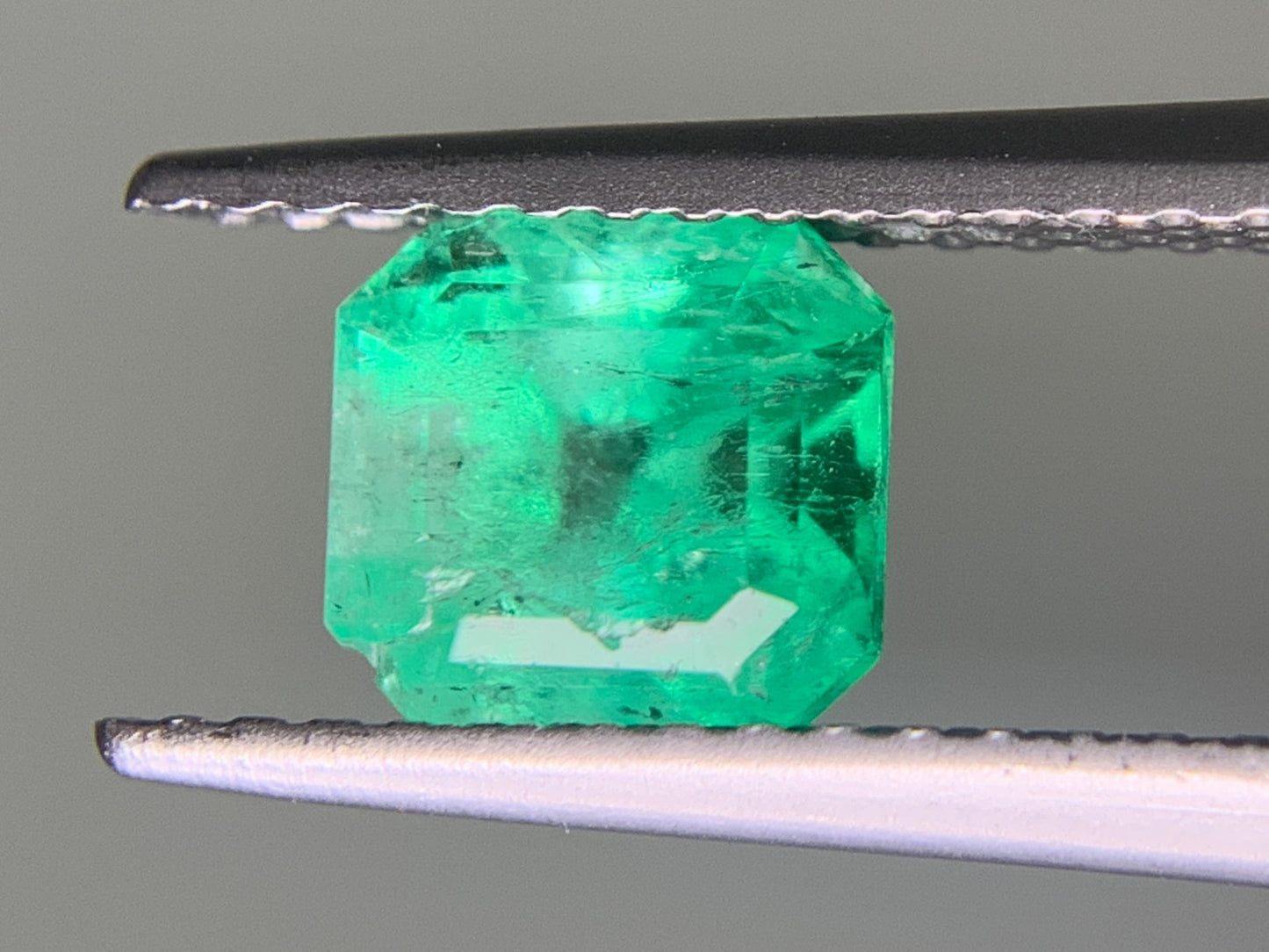 エメラルド　1.26ct　Colombia　GIA宝石鑑別書付き　縦6.22㎜×横5.86㎜×高さ5.24㎜　 ルース（ 裸石 ）　 1570Y