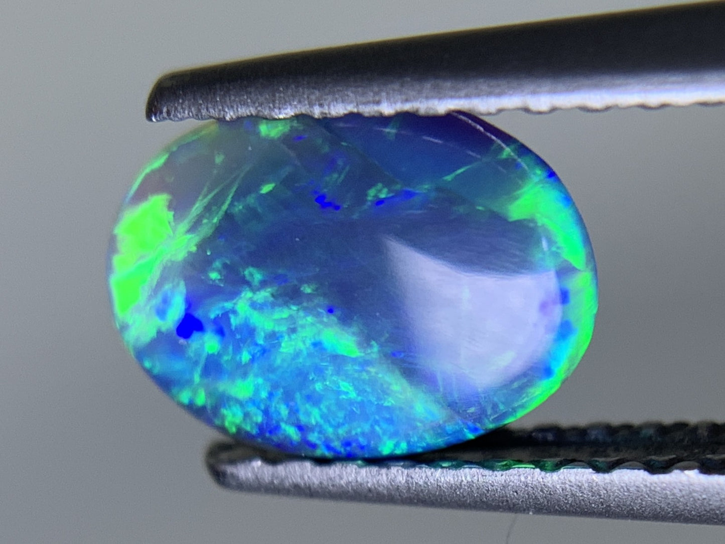 ブラックオパール 天然 0.798ct 宝石ソーティング付き 8.1㎜×6.0㎜×2.7㎜ ルース（ 裸石 ） 6484Y
