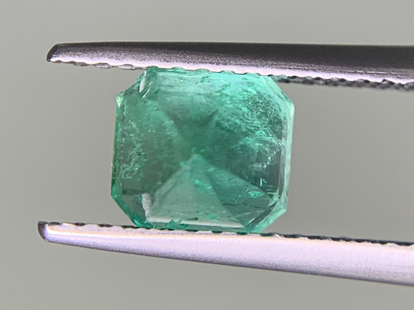 エメラルド　1.26ct　Colombia　GIA宝石鑑別書付き　縦6.22㎜×横5.86㎜×高さ5.24㎜　 ルース（ 裸石 ）　 1570Y