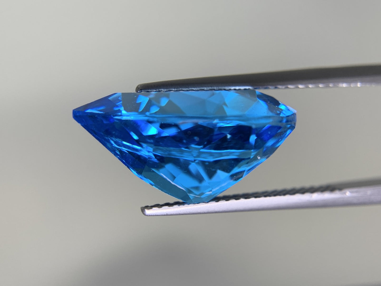 ブルートパーズ 13.942ct 宝石ソーティング付き  17.9㎜×12.9㎜×9.2㎜  ルース（ 裸石 ） 3316Y