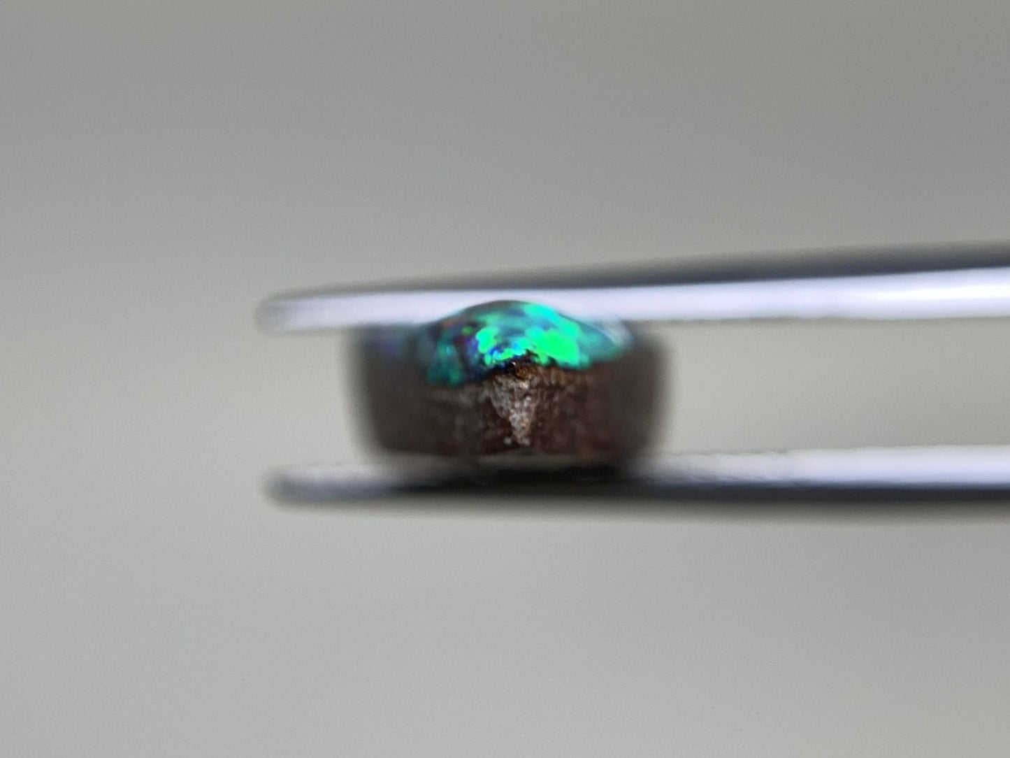 ボルダーオパール 11.830ct  宝石ソーティング付き  29.1㎜×10.8㎜×4.8㎜  天然 ルース（ 裸石 ） 4703Y