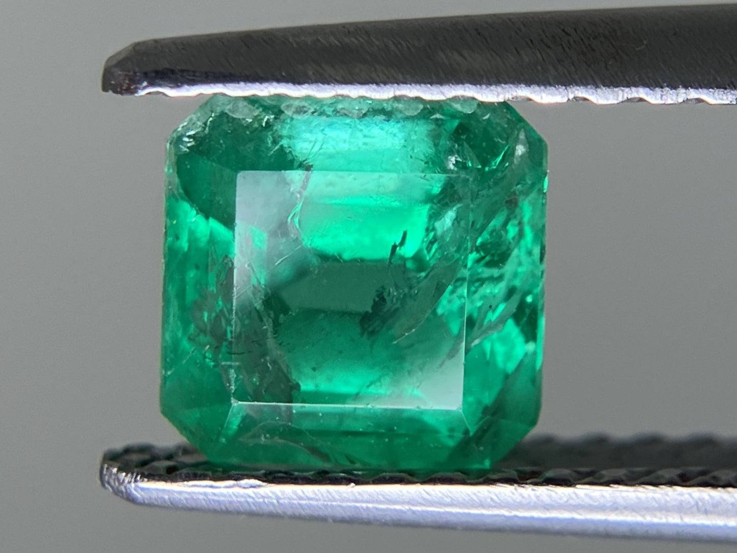 エメラルド 0.932ct 中央宝石ソーティング付き  5.93㎜×5.89㎜×4.00㎜  ルース（ 裸石 ） 3784YY