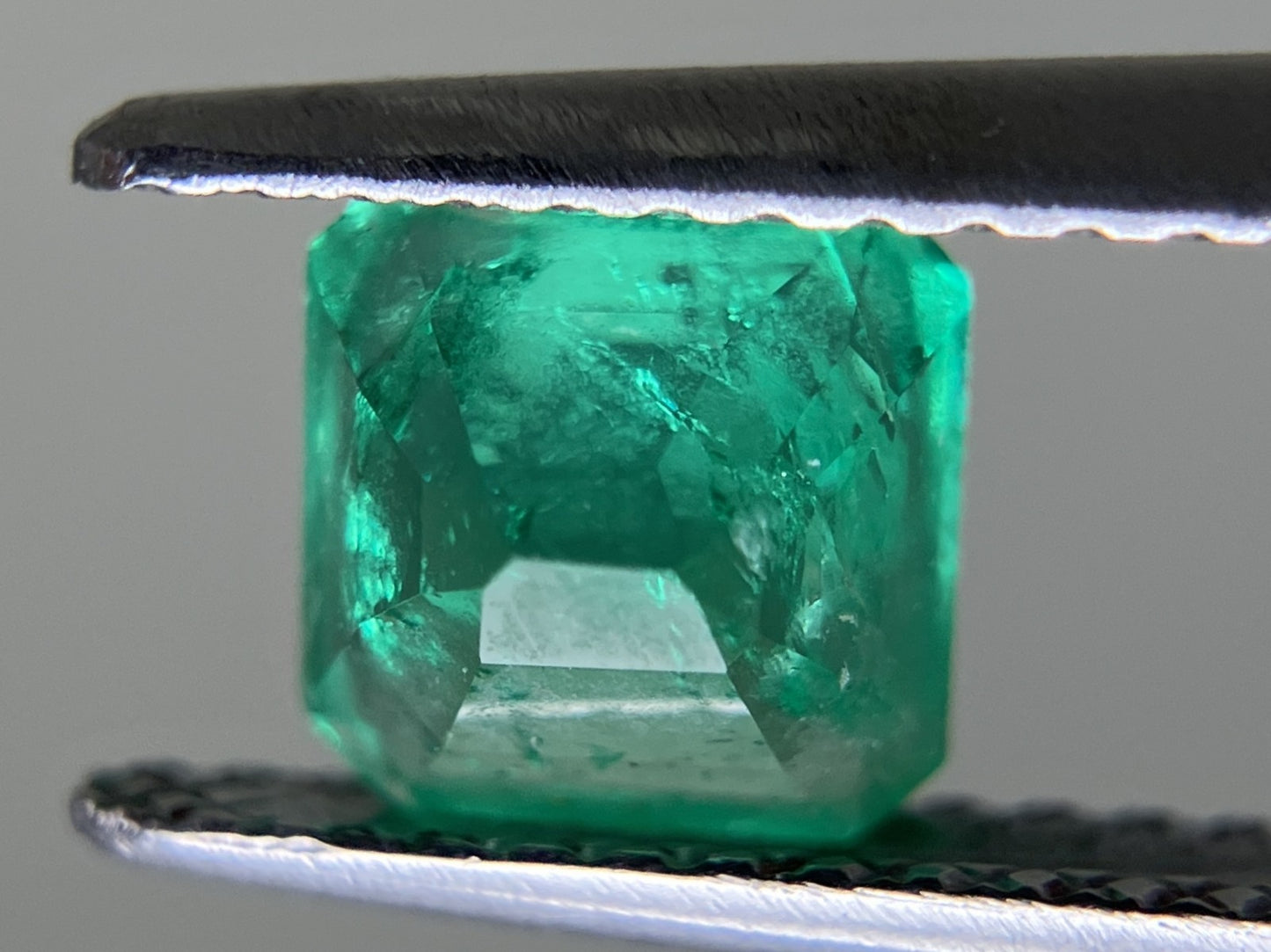 エメラルド 0.932ct 中央宝石ソーティング付き  5.93㎜×5.89㎜×4.00㎜  ルース（ 裸石 ） 3784YY