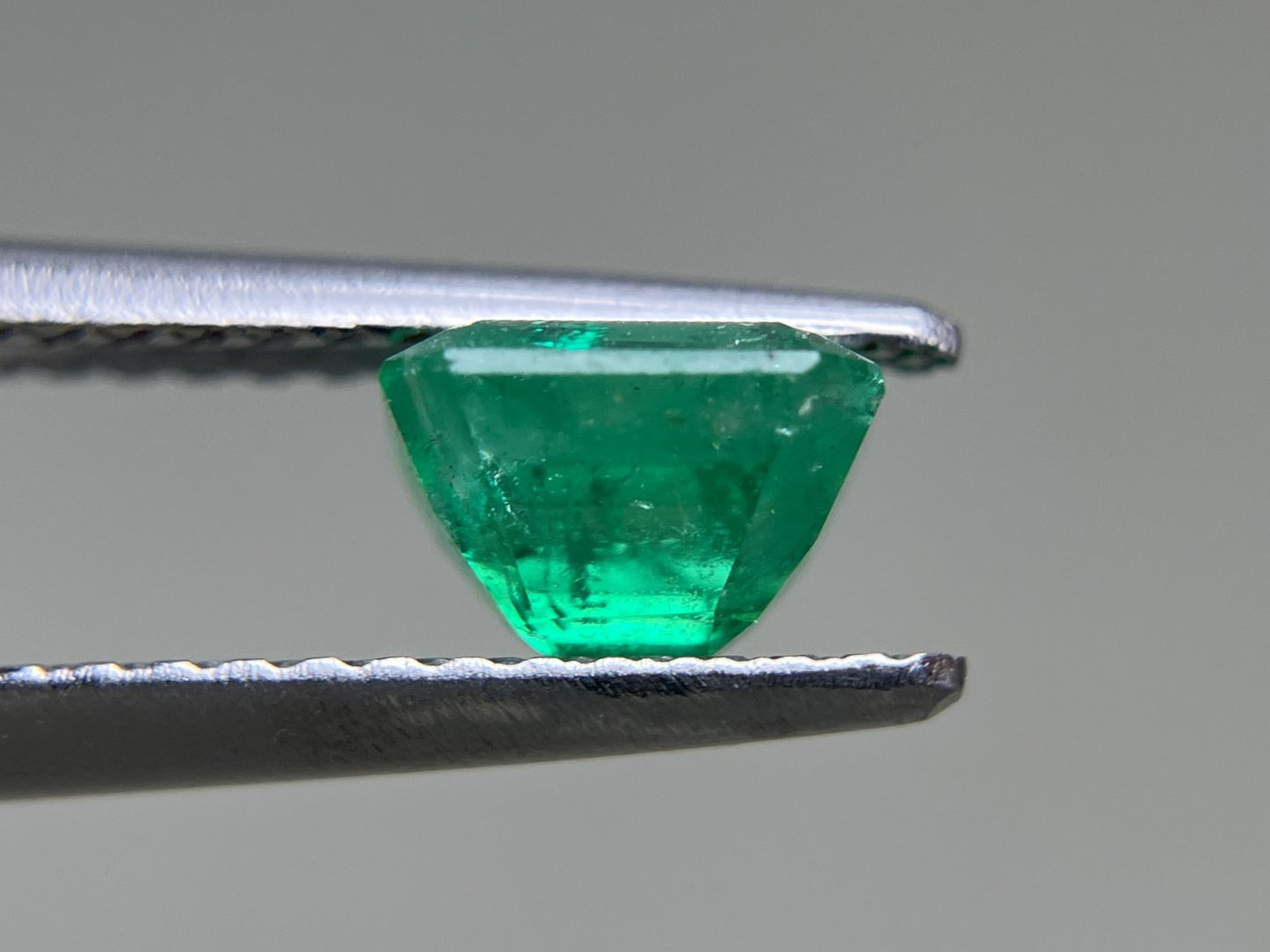 エメラルド 0.932ct 中央宝石ソーティング付き  5.93㎜×5.89㎜×4.00㎜  ルース（ 裸石 ） 3784YY