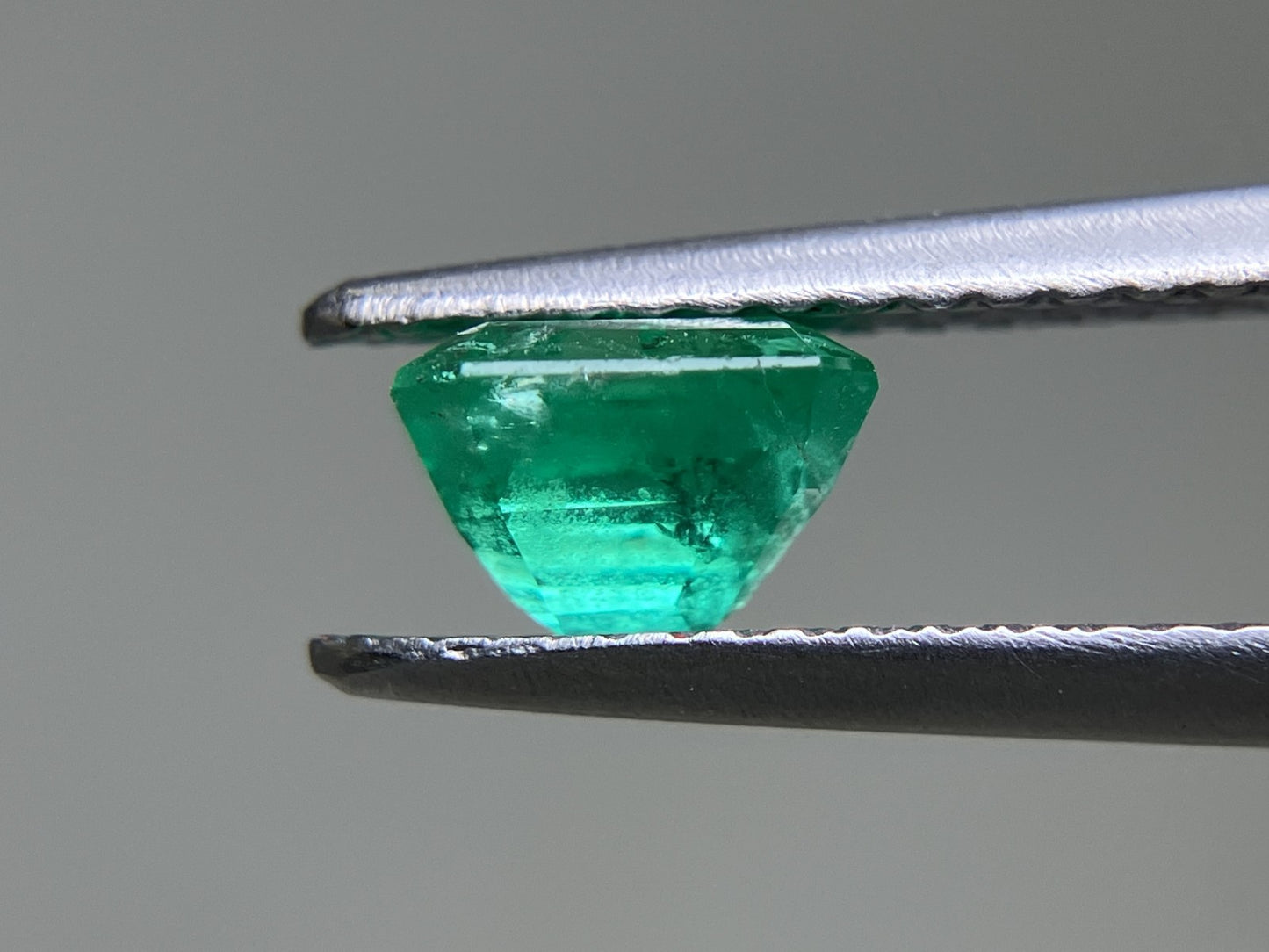 エメラルド 0.932ct 中央宝石ソーティング付き  5.93㎜×5.89㎜×4.00㎜  ルース（ 裸石 ） 3784YY