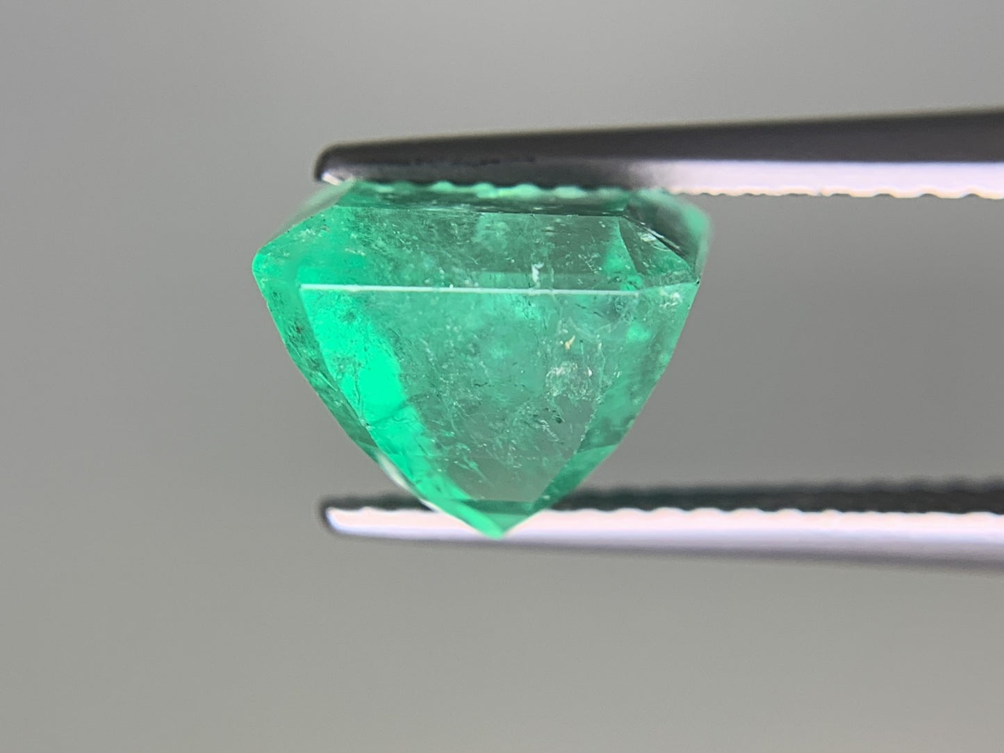 エメラルド　 3.35ct　Colombia　GIA宝石鑑別書付き　縦8.84㎜×横7.66㎜×高さ7.24㎜　 ルース（ 裸石 ）　 1684Y