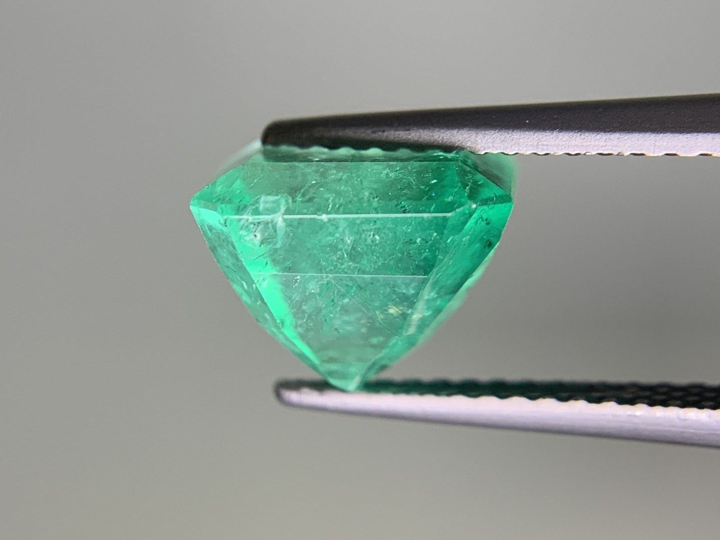 エメラルド　 3.35ct　Colombia　GIA宝石鑑別書付き　縦8.84㎜×横7.66㎜×高さ7.24㎜　 ルース（ 裸石 ）　 1684Y