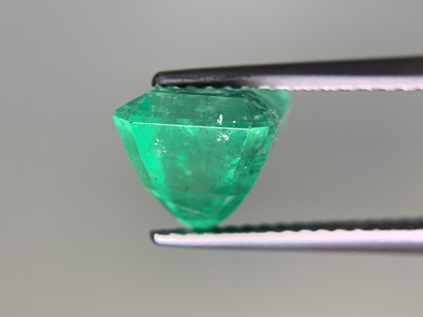 エメラルド　 3.35ct　Colombia　GIA宝石鑑別書付き　縦8.84㎜×横7.66㎜×高さ7.24㎜　 ルース（ 裸石 ）　 1684Y