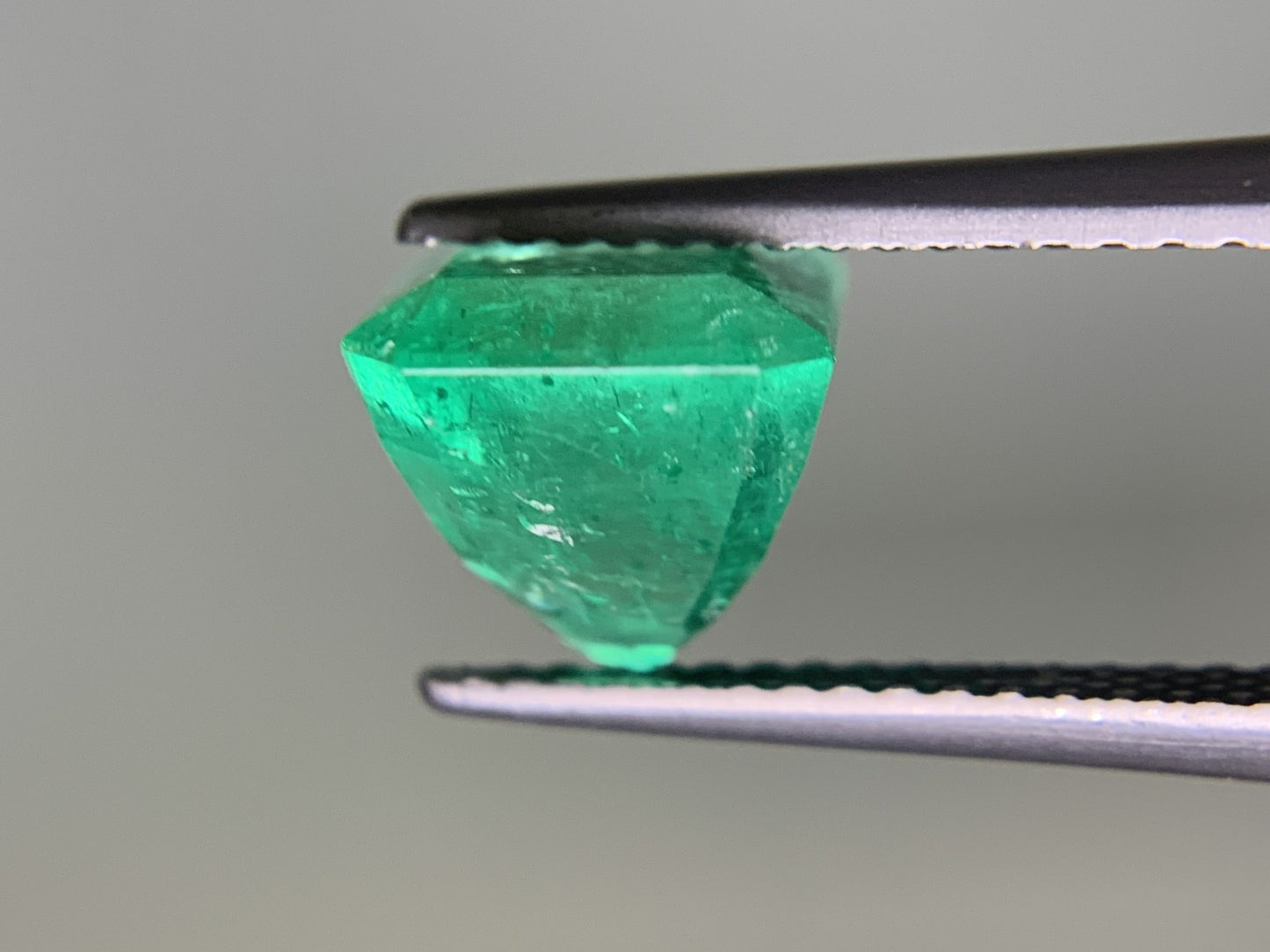 エメラルド　 3.35ct　Colombia　GIA宝石鑑別書付き　縦8.84㎜×横7.66㎜×高さ7.24㎜　 ルース（ 裸石 ）　 1684Y