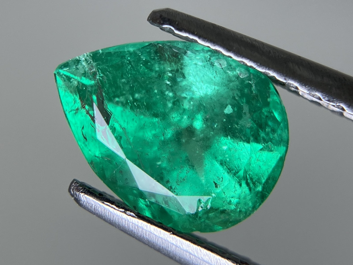 エメラルド 1.397ct 中央宝石ソーティング付き  8.62㎜×6.50㎜×5.13㎜  ルース（ 裸石 ） 3788YY