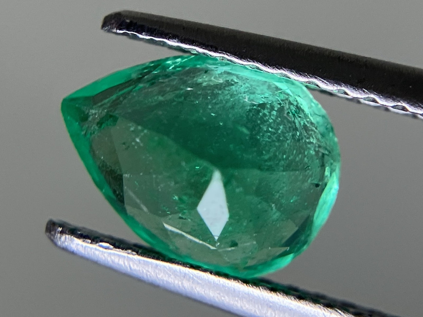 エメラルド 1.397ct 中央宝石ソーティング付き  8.62㎜×6.50㎜×5.13㎜  ルース（ 裸石 ） 3788YY