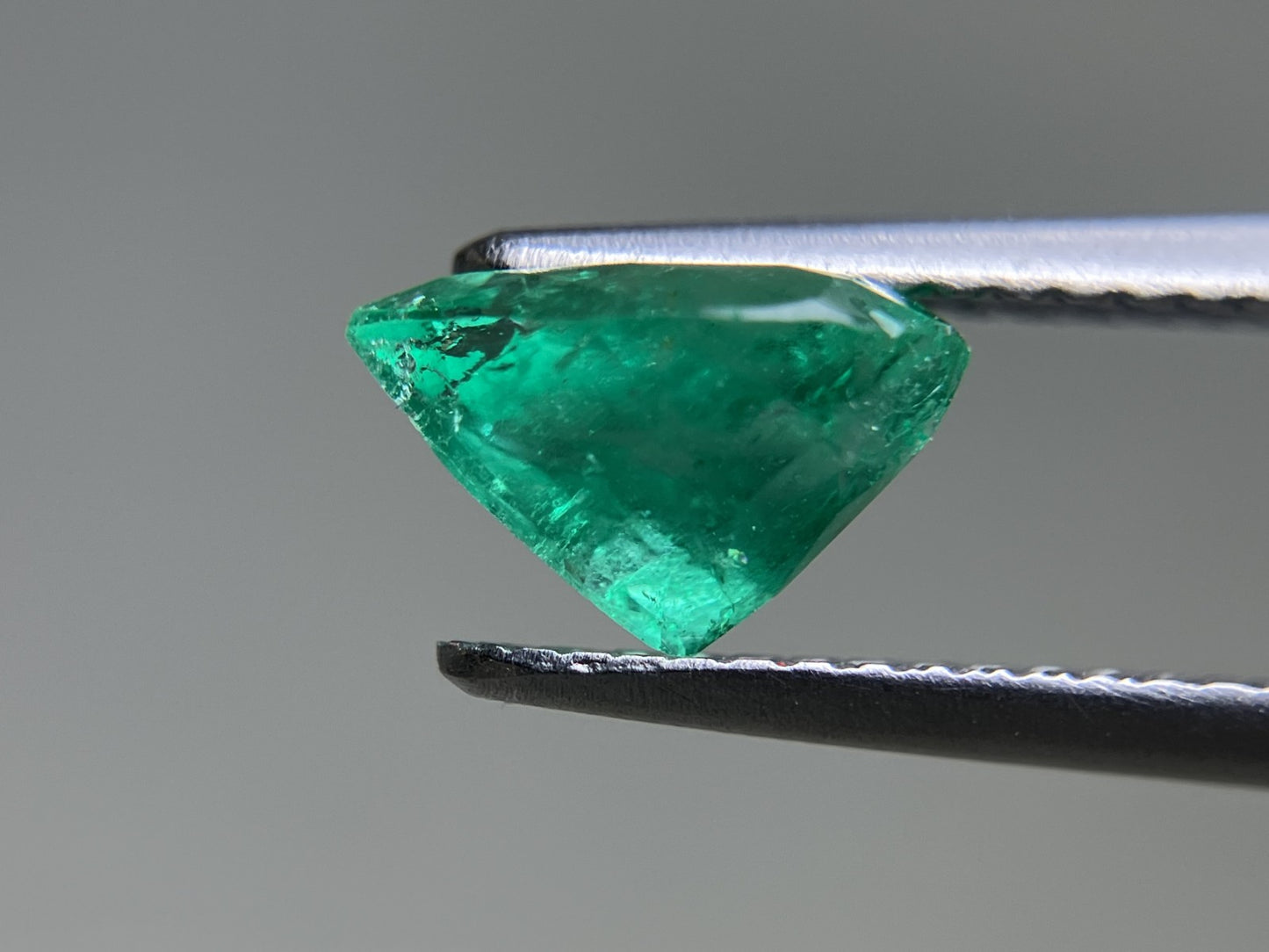 エメラルド 1.397ct 中央宝石ソーティング付き  8.62㎜×6.50㎜×5.13㎜  ルース（ 裸石 ） 3788YY