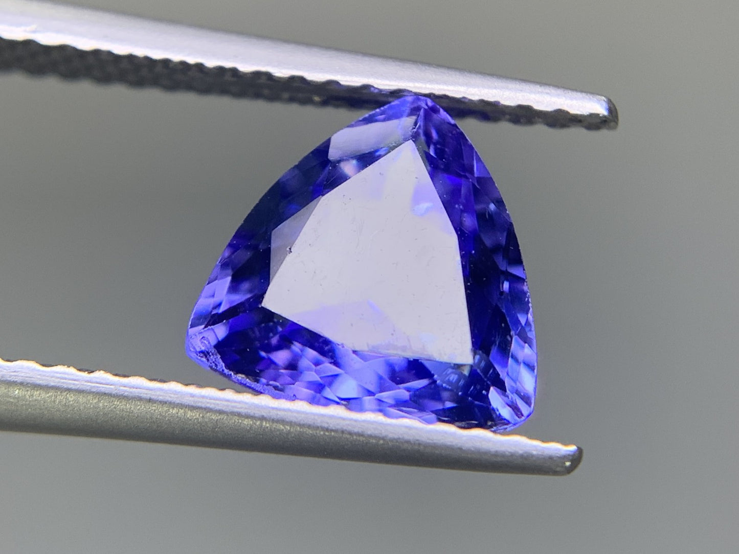 タンザナイト　2.035ct　宝石ソーティング付き　縦8.4㎜×横8.2㎜×高さ4.2㎜　 ルース（ 裸石 ）　 1688Y