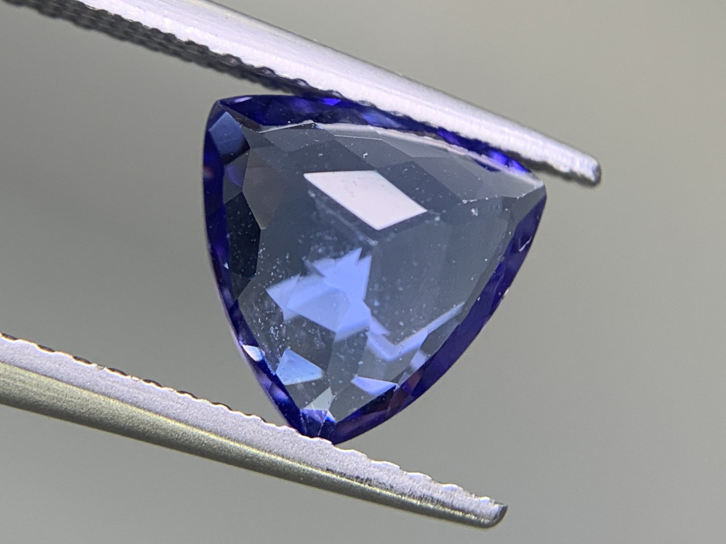 タンザナイト　2.035ct　宝石ソーティング付き　縦8.4㎜×横8.2㎜×高さ4.2㎜　 ルース（ 裸石 ）　 1688Y