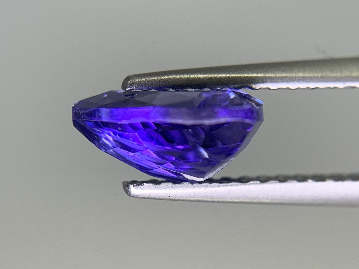 タンザナイト　2.035ct　宝石ソーティング付き　縦8.4㎜×横8.2㎜×高さ4.2㎜　 ルース（ 裸石 ）　 1688Y