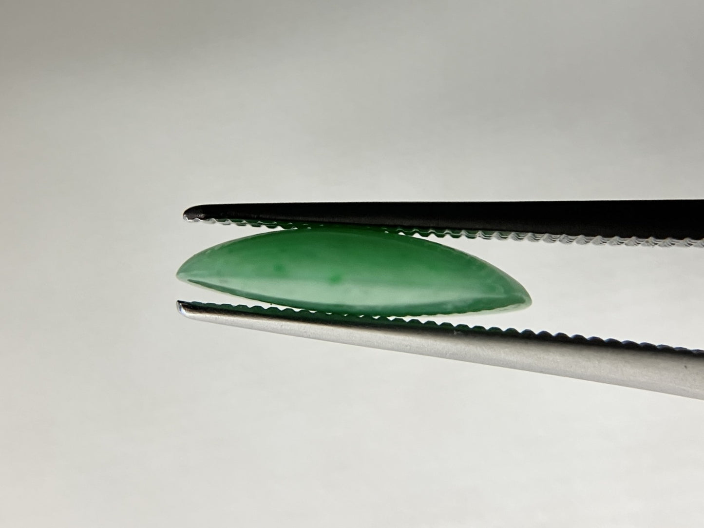 翡翠（ひすい） 3.334ct 宝石ソーティング付き 13.5㎜×9.5㎜×3.1㎜ ルース（ 裸石 ） 3819S