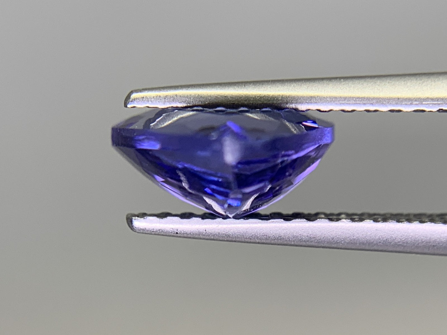 タンザナイト　2.035ct　宝石ソーティング付き　縦8.4㎜×横8.2㎜×高さ4.2㎜　 ルース（ 裸石 ）　 1688Y