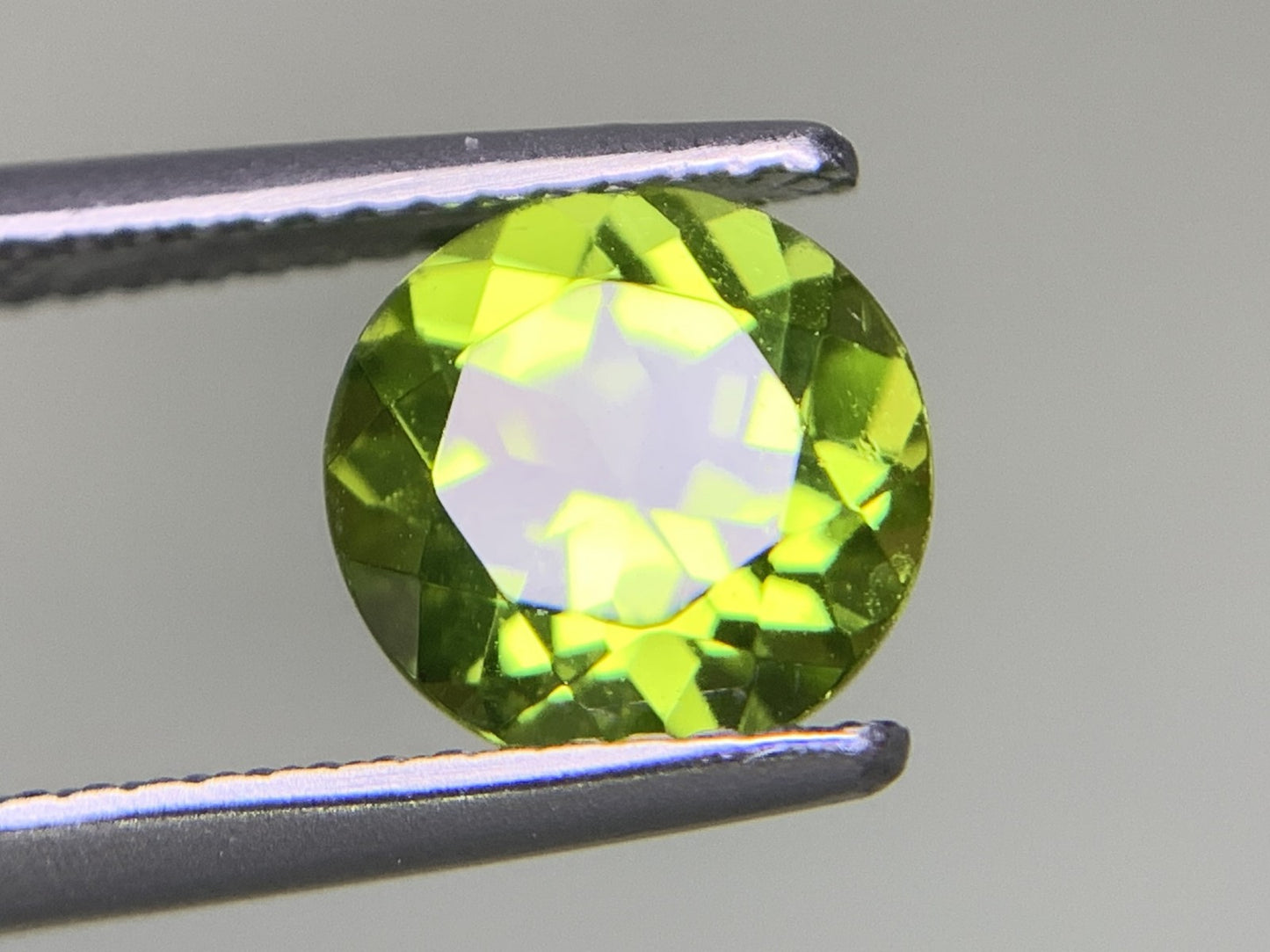ペリドット 2.229ct  宝石ソーティング付き  8.0㎜×8.0㎜×5.1㎜  ルース（ 裸石 ） 4139Y