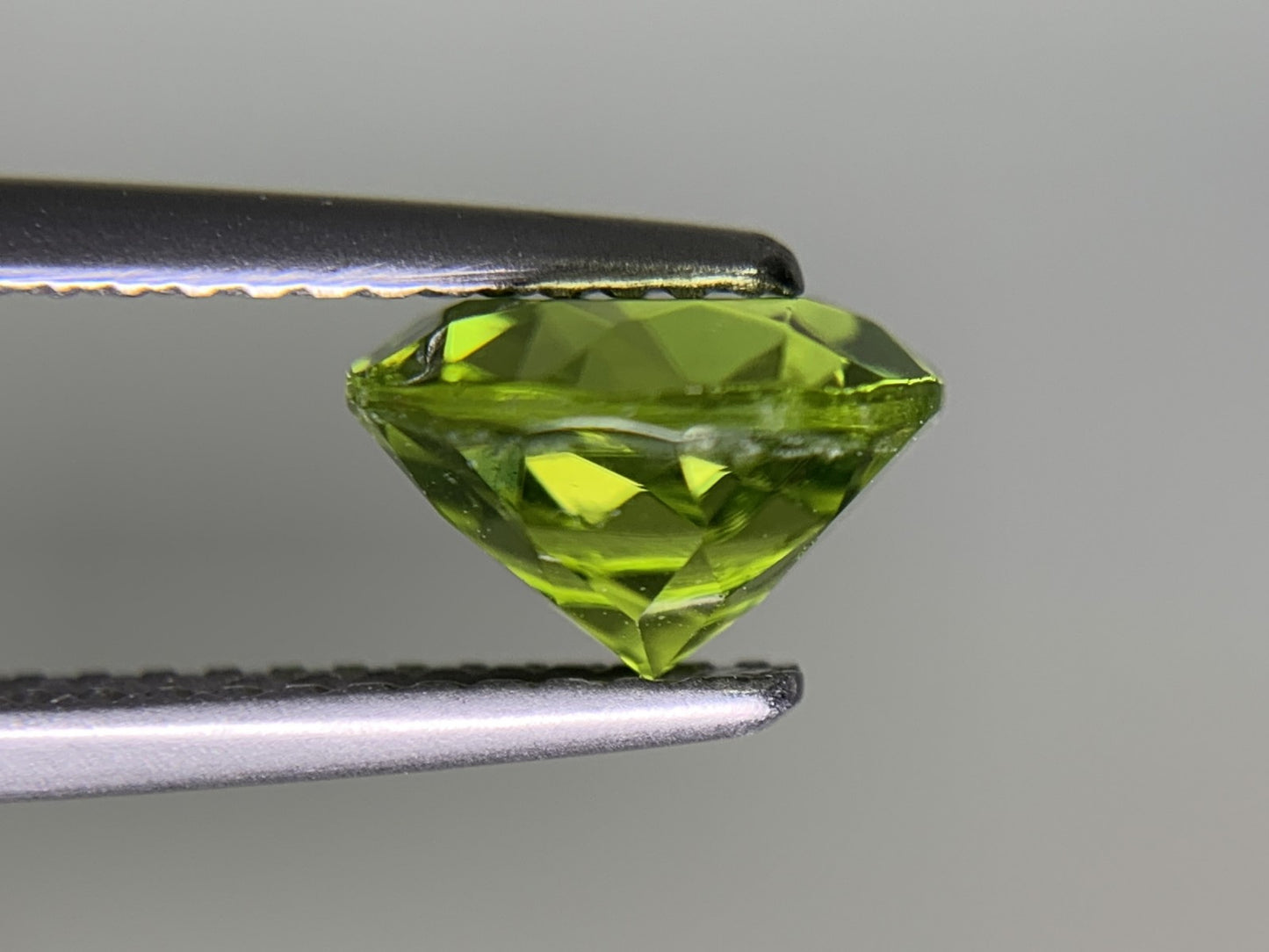 ペリドット 2.229ct  宝石ソーティング付き  8.0㎜×8.0㎜×5.1㎜  ルース（ 裸石 ） 4139Y