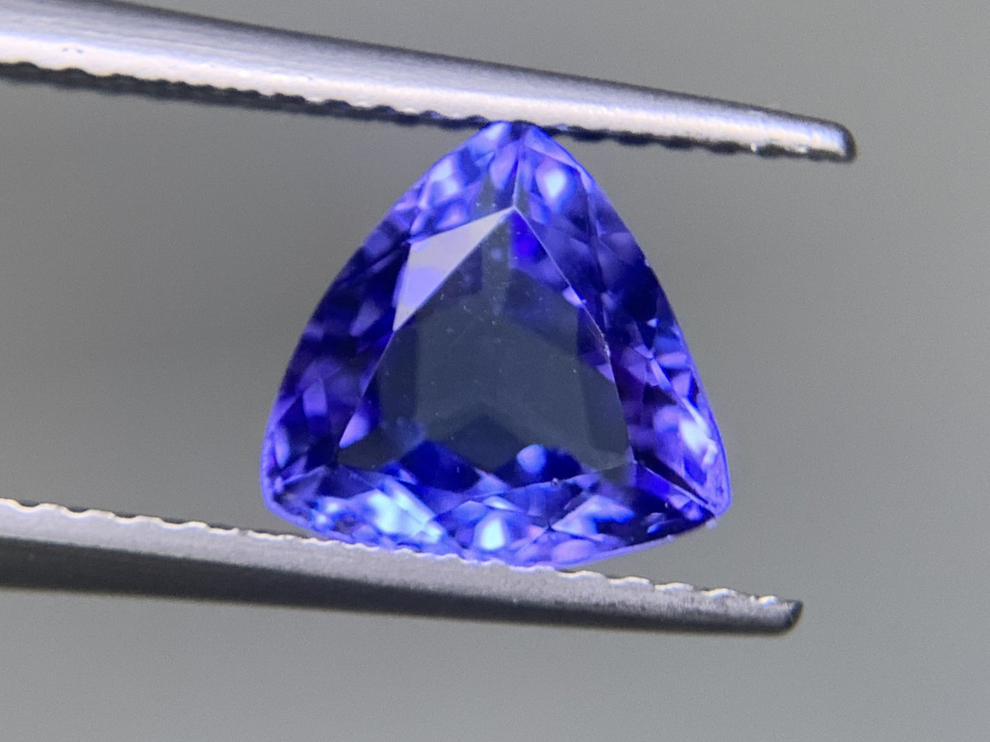 タンザナイト　2.035ct　宝石ソーティング付き　縦8.4㎜×横8.2㎜×高さ4.2㎜　 ルース（ 裸石 ）　 1688Y