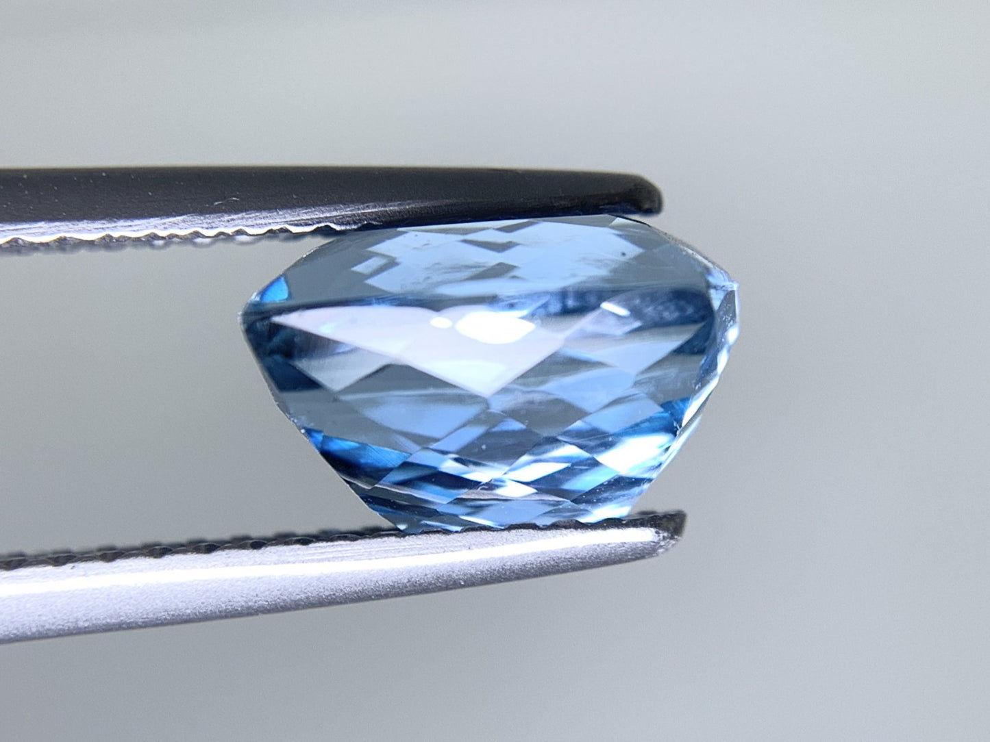 アクアマリン 天然 3.405ct 中央宝石ソーティング付き 9.68㎜×8.02㎜×6.13㎜ ルース（ 裸石 ） 7276Y
