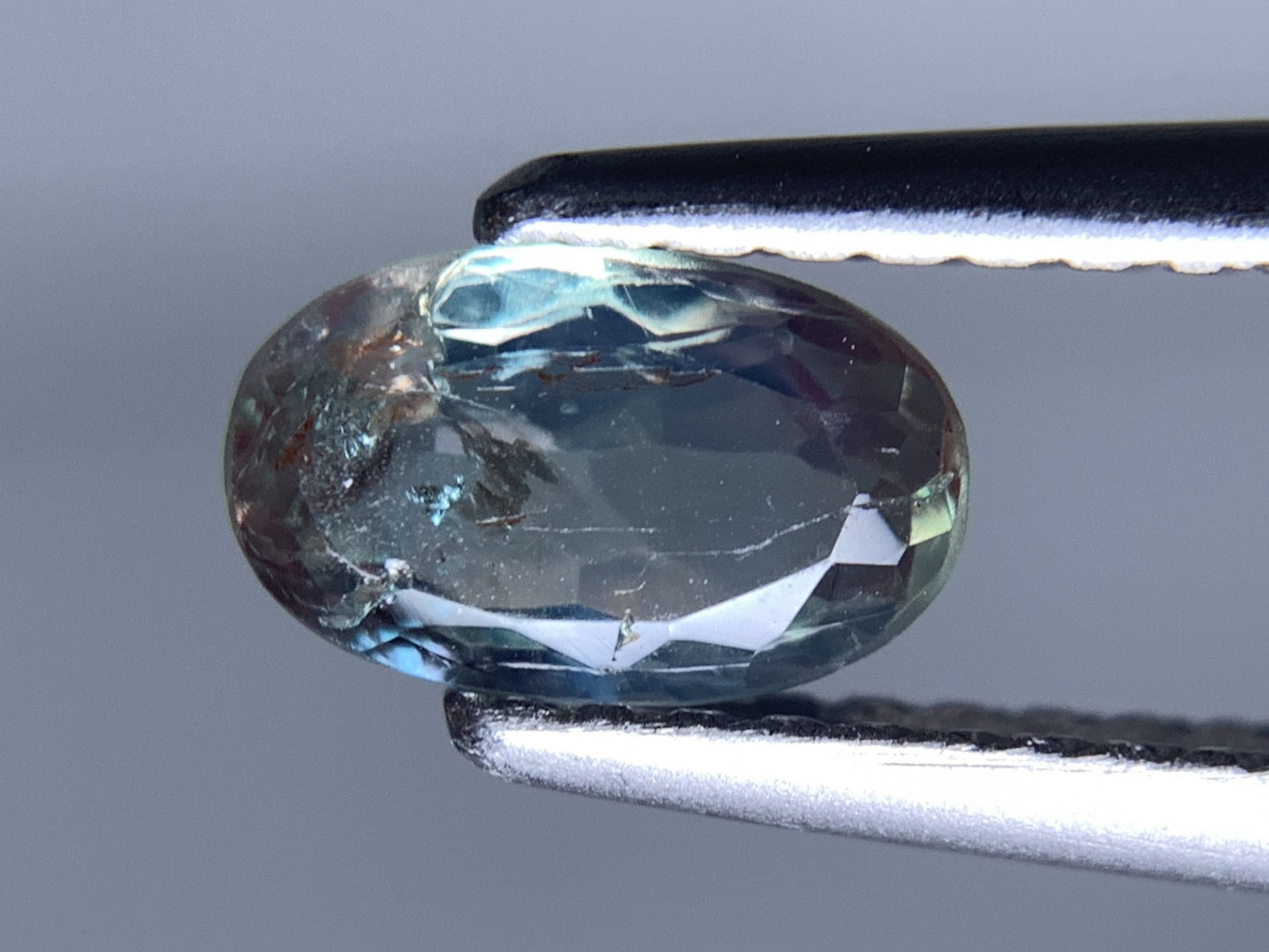 アレキサンドライト 天然 0.702ct 中央宝石ソーティング付き 7.04㎜×4.34㎜×2.54㎜ ルース（ 裸石 ） 7212Y