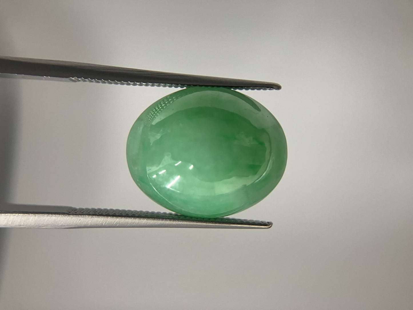 ヒスイ　翡翠　天然 13.595ct 宝石ソーティング付き 16.3㎜×13.7㎜×7.4㎜ ルース（ 裸石 ） 3990S