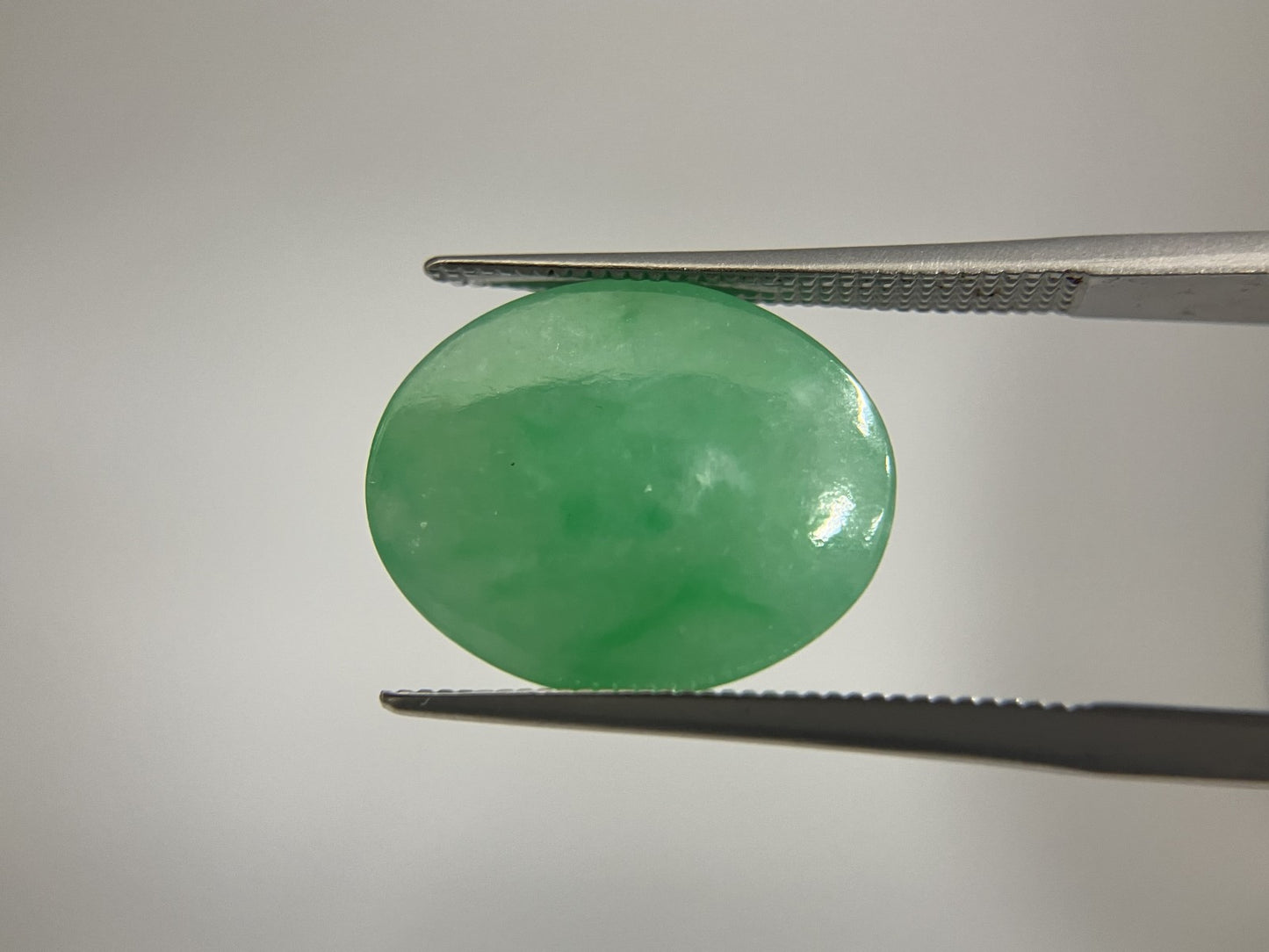 ヒスイ　翡翠　天然 13.595ct 宝石ソーティング付き 16.3㎜×13.7㎜×7.4㎜ ルース（ 裸石 ） 3990S
