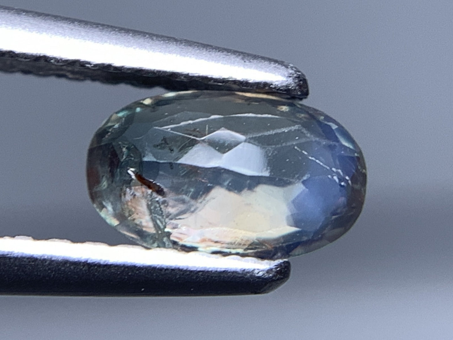 アレキサンドライト 天然 0.702ct 中央宝石ソーティング付き 7.04㎜×4.34㎜×2.54㎜ ルース（ 裸石 ） 7212Y