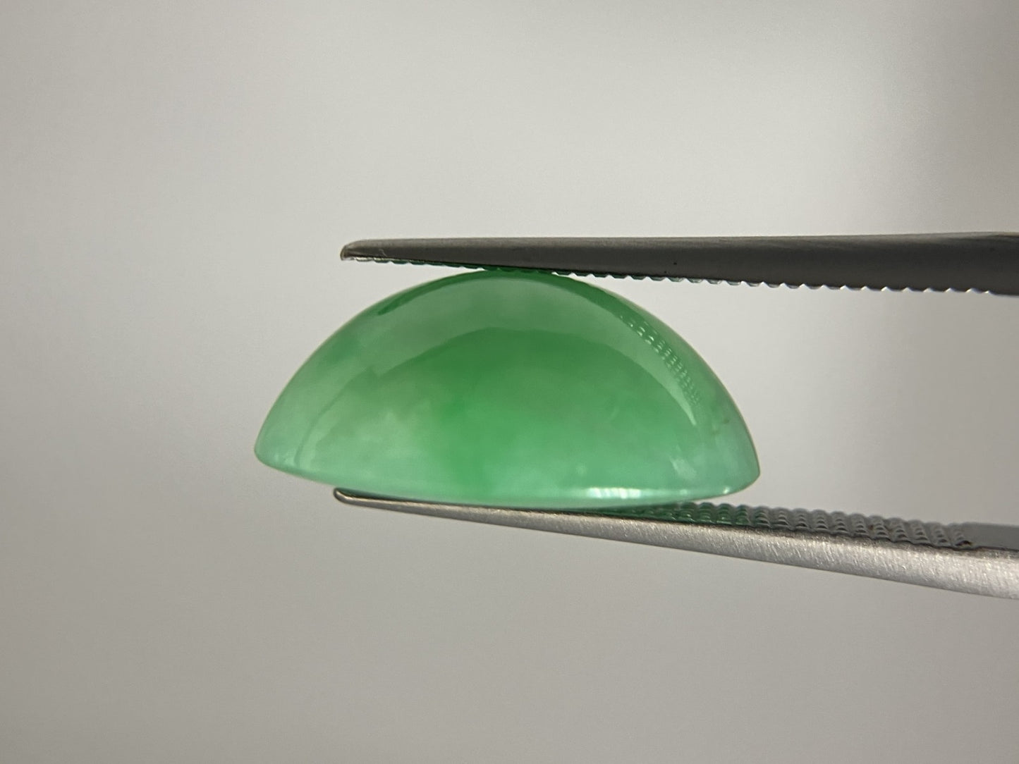 ヒスイ　翡翠　天然 13.595ct 宝石ソーティング付き 16.3㎜×13.7㎜×7.4㎜ ルース（ 裸石 ） 3990S