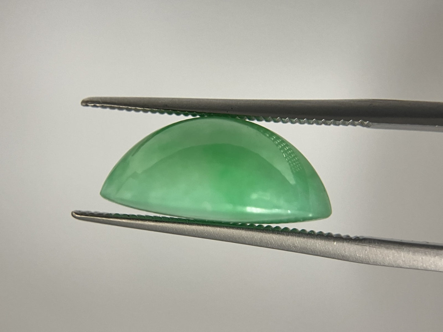 ヒスイ　翡翠　天然 13.595ct 宝石ソーティング付き 16.3㎜×13.7㎜×7.4㎜ ルース（ 裸石 ） 3990S
