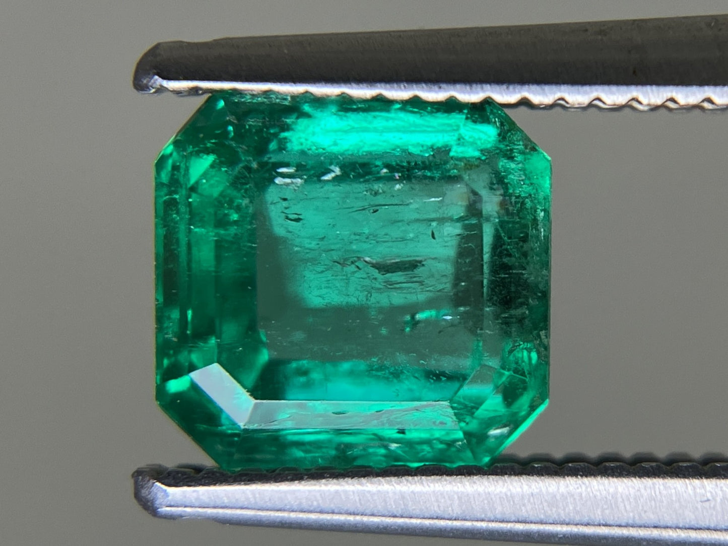 エメラルド 天然  1.591ct  中央宝石ソーティング付き  6.66㎜×6.35㎜×4.44㎜  ルース（ 裸石 ） 6011YY