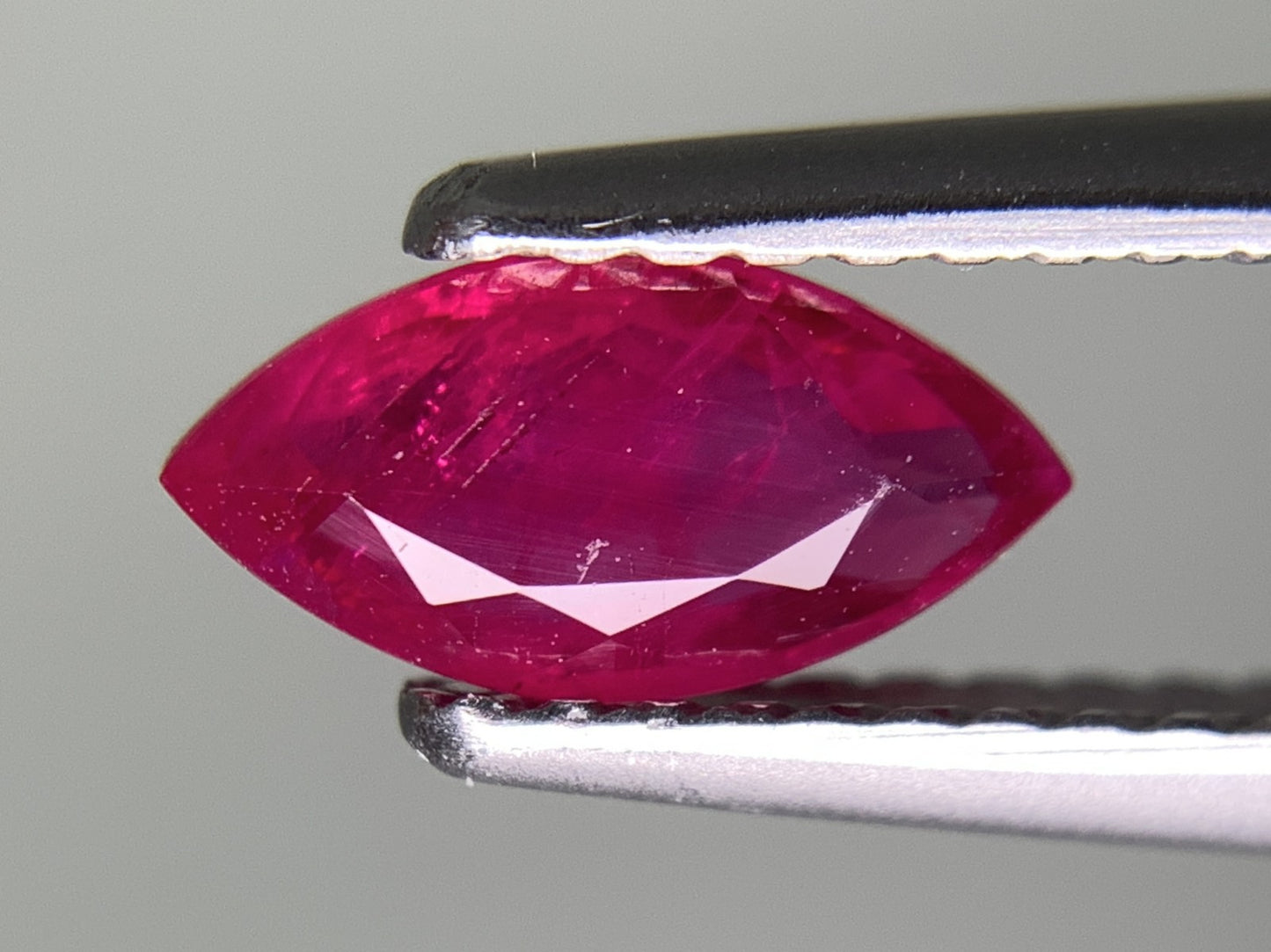ルビー 天然 0.800ct 宝石ソーティング付き 8.2㎜×4.2㎜×2.5㎜ ルース（ 裸石 ） 7324Y