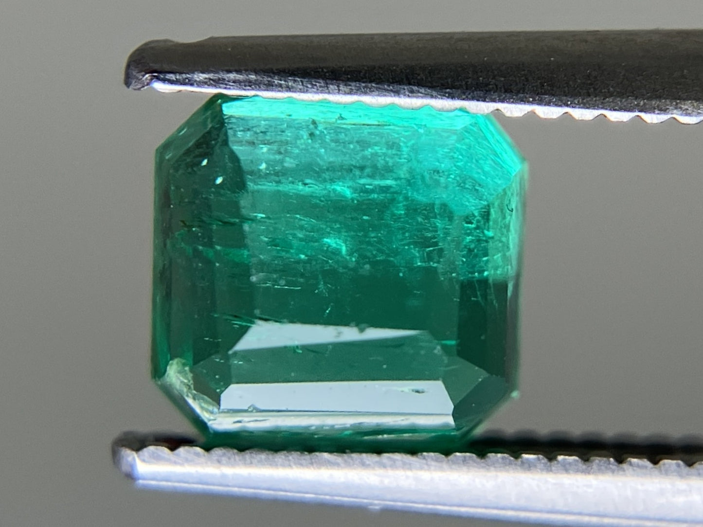 エメラルド 天然  1.591ct  中央宝石ソーティング付き  6.66㎜×6.35㎜×4.44㎜  ルース（ 裸石 ） 6011YY