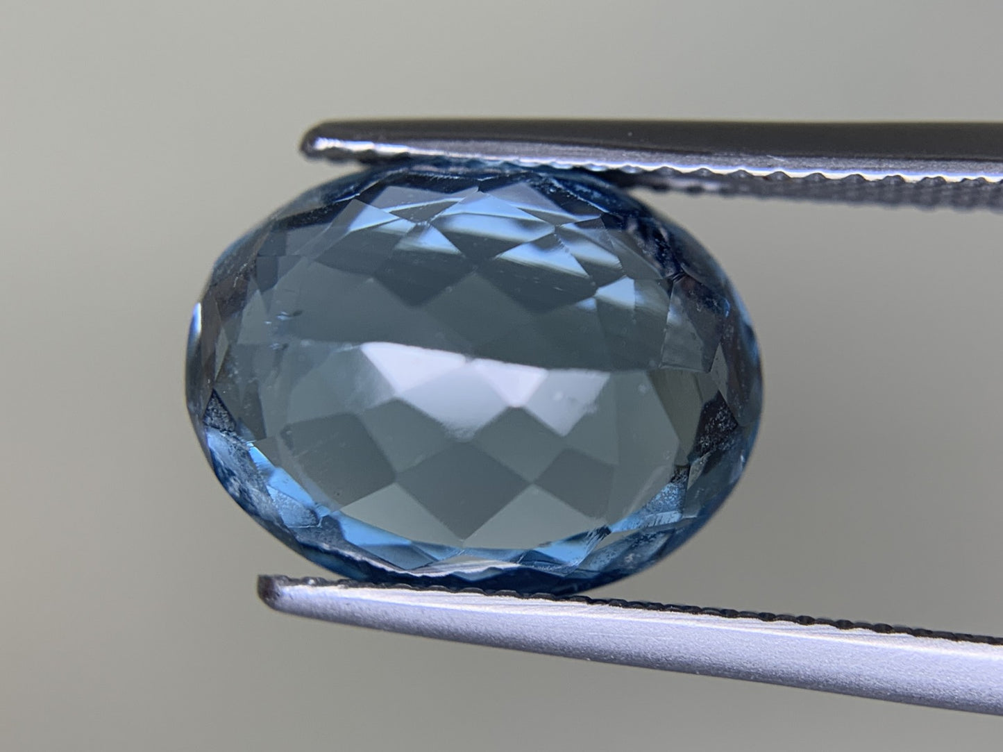 ブルートパーズ 9.400ct  宝石ソーティング付き  13.8㎜×10.8㎜×7.6㎜  ルース（ 裸石 ） 4141Y