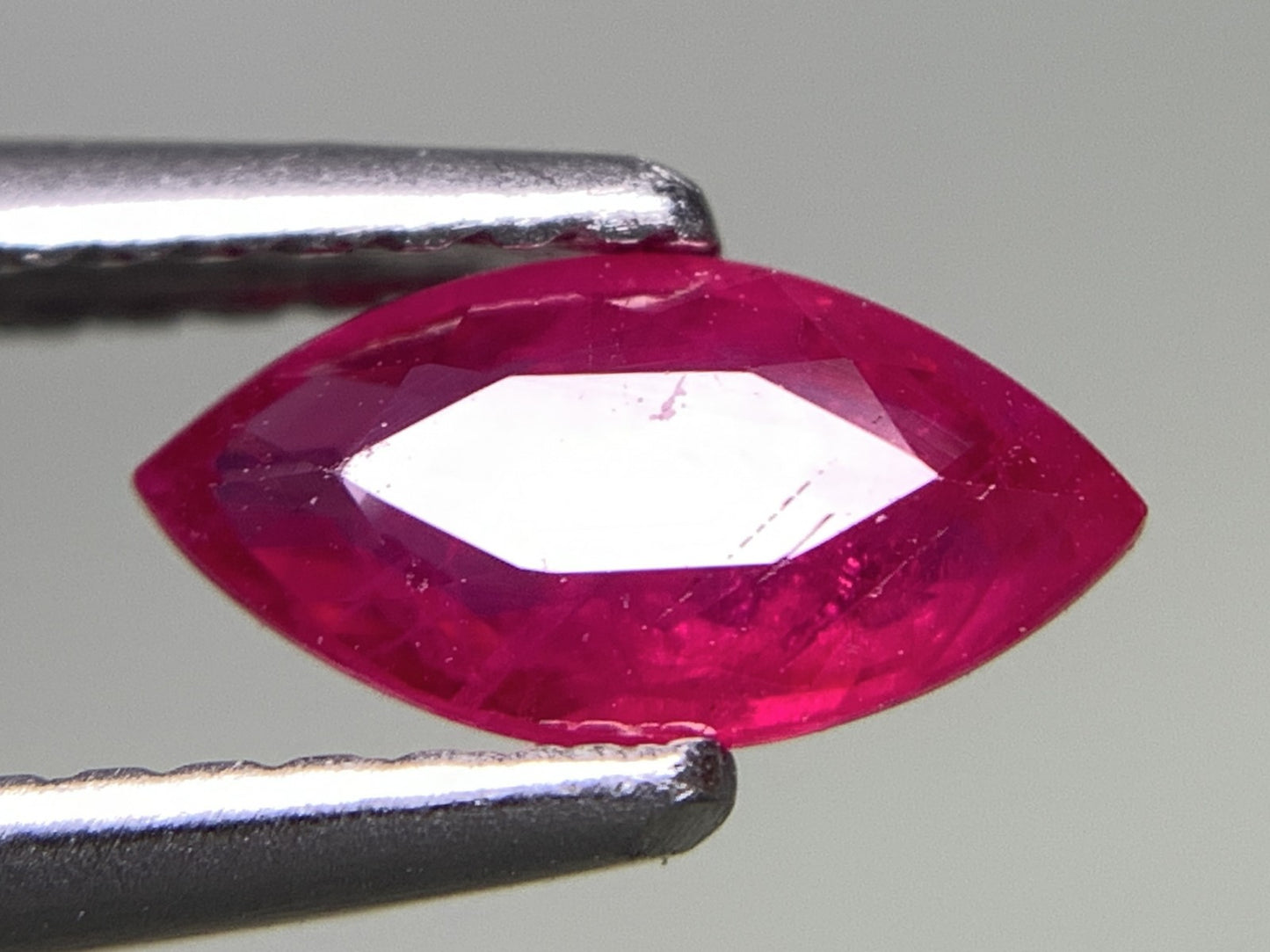 ルビー 天然 0.800ct 宝石ソーティング付き 8.2㎜×4.2㎜×2.5㎜ ルース（ 裸石 ） 7324Y