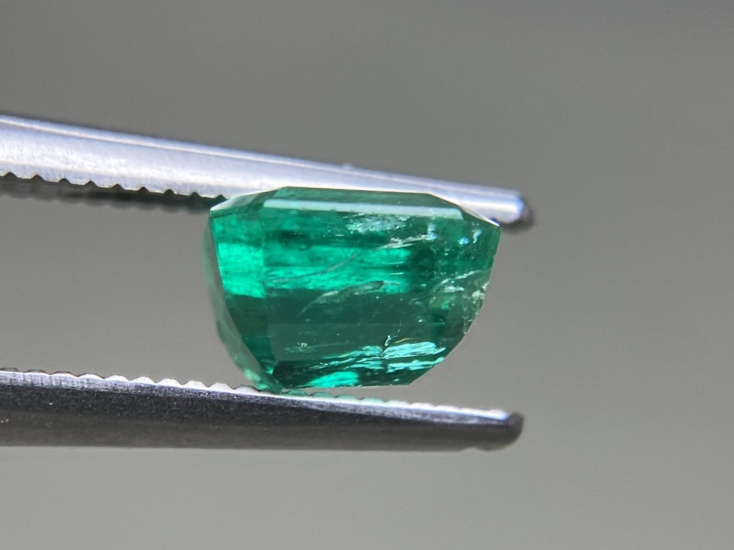 エメラルド 天然  1.591ct  中央宝石ソーティング付き  6.66㎜×6.35㎜×4.44㎜  ルース（ 裸石 ） 6011YY