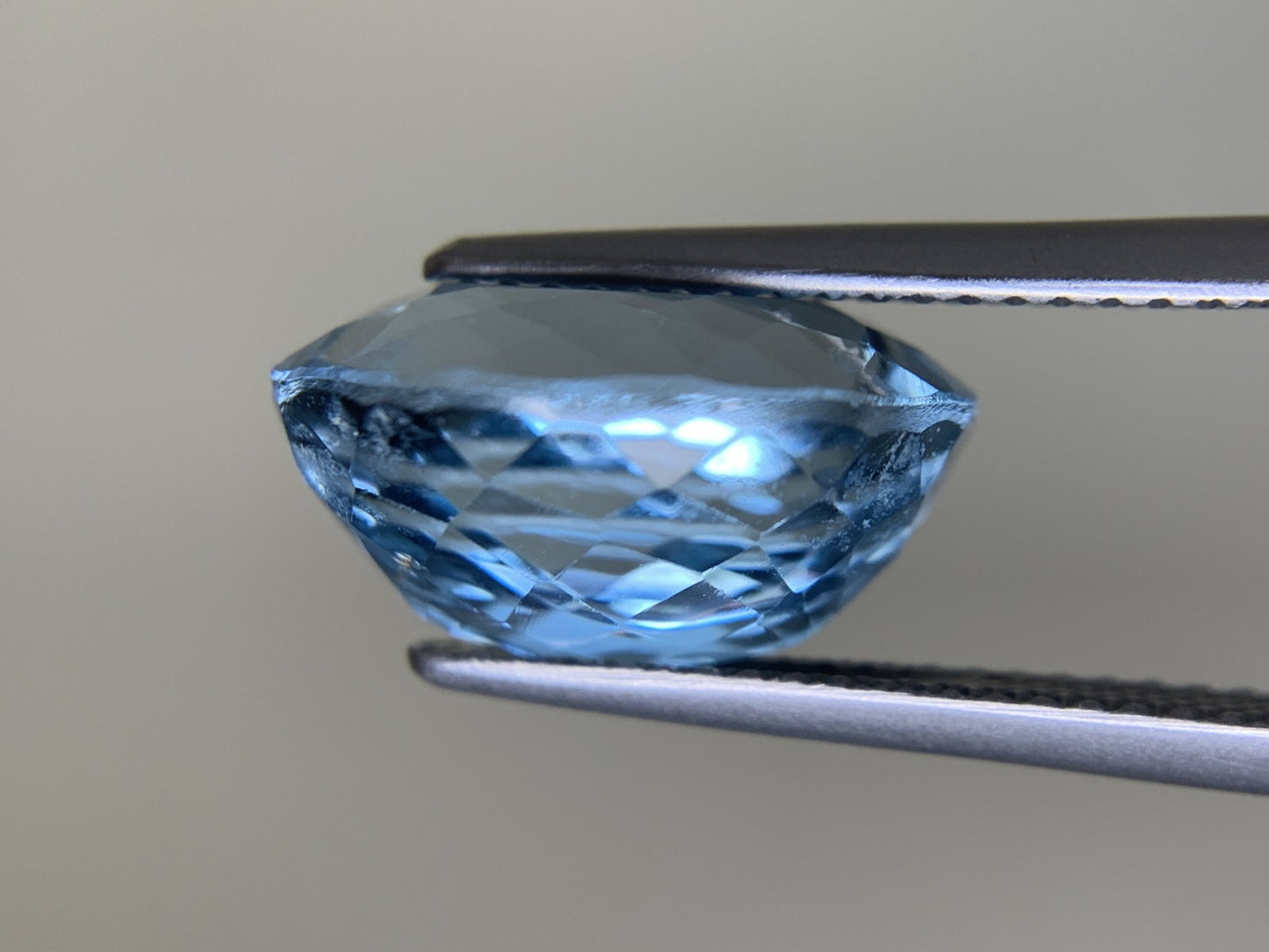ブルートパーズ 9.400ct  宝石ソーティング付き  13.8㎜×10.8㎜×7.6㎜  ルース（ 裸石 ） 4141Y