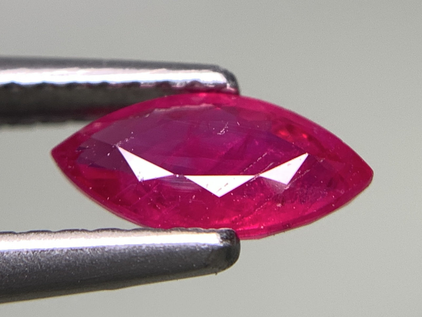 ルビー 天然 0.800ct 宝石ソーティング付き 8.2㎜×4.2㎜×2.5㎜ ルース（ 裸石 ） 7324Y