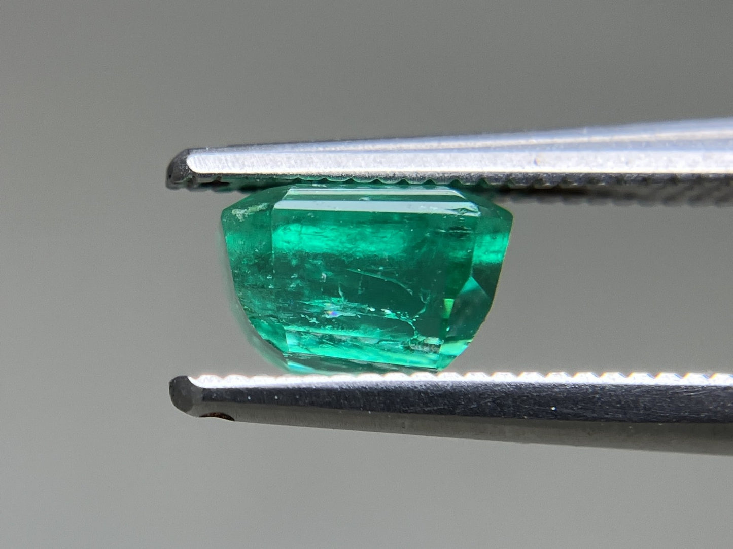 エメラルド 天然  1.591ct  中央宝石ソーティング付き  6.66㎜×6.35㎜×4.44㎜  ルース（ 裸石 ） 6011YY