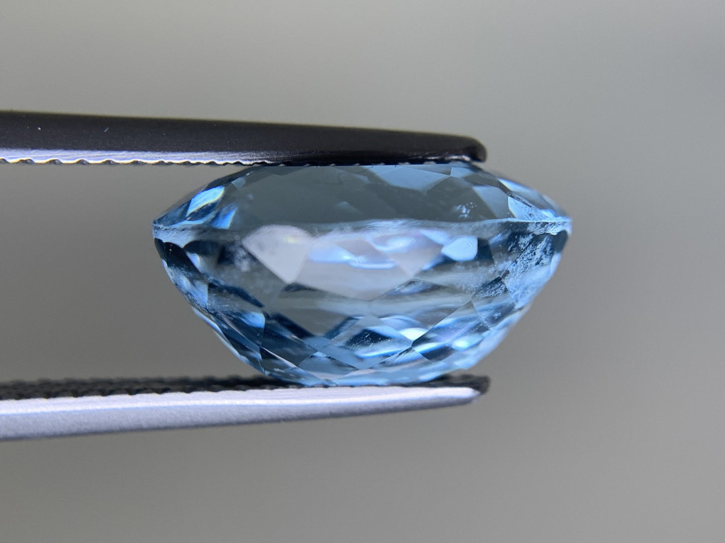 ブルートパーズ 9.400ct  宝石ソーティング付き  13.8㎜×10.8㎜×7.6㎜  ルース（ 裸石 ） 4141Y