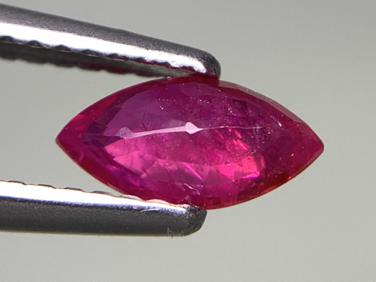 ルビー 天然 0.800ct 宝石ソーティング付き 8.2㎜×4.2㎜×2.5㎜ ルース（ 裸石 ） 7324Y