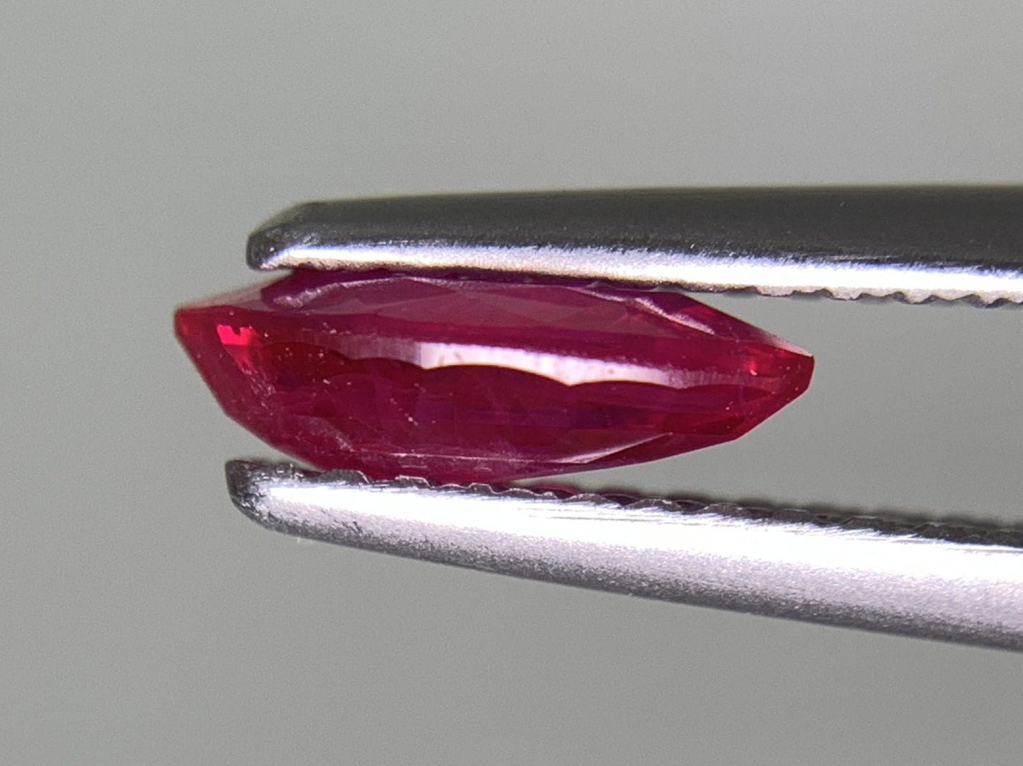 ルビー 天然 0.800ct 宝石ソーティング付き 8.2㎜×4.2㎜×2.5㎜ ルース（ 裸石 ） 7324Y
