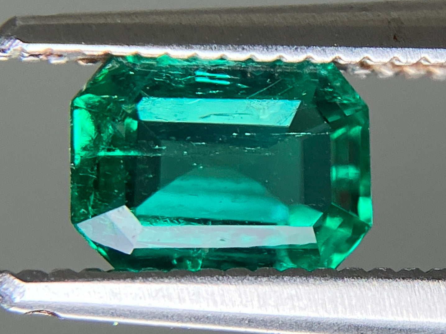 エメラルド 天然  0.927ct  中央宝石ソーティング付き  6.41㎜×4.79㎜×3.82㎜  ルース（ 裸石 ） 5992YY